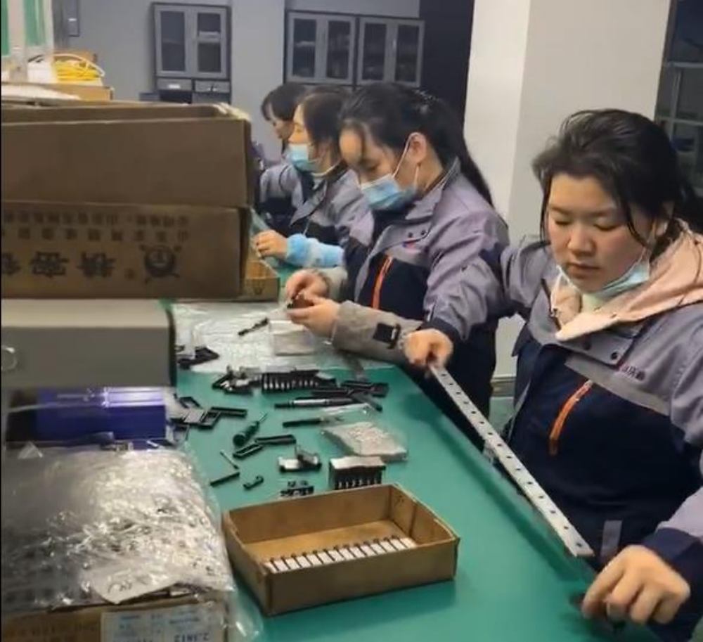 達(dá)沃鑫工作人員正在進(jìn)行直線(xiàn)導(dǎo)軌組裝圖片